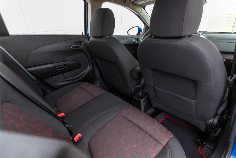 Интерьер Chevrolet Sonic RS Hatchback 2016 года  (NA) (фото 16 из 17)